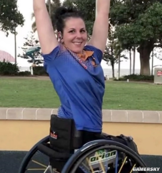 澳大利亚残疾女子被迫爬下飞机 公司回应：误会