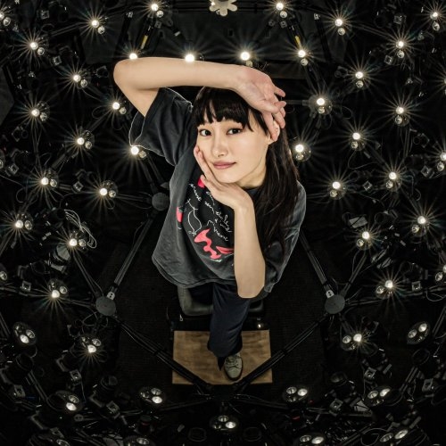 小岛秀夫晒新作女演员幕后照片 古灵精怪活力十足