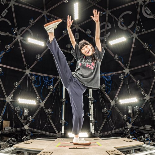 小岛秀夫晒新作女演员幕后照片 古灵精怪活力十足