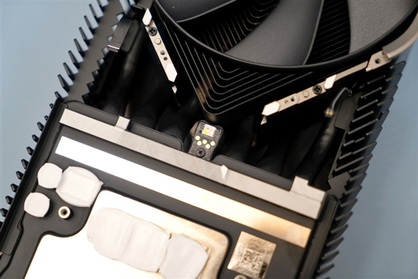 9499元游戏神卡！NVIDIA RTX 4080显卡拆解图赏