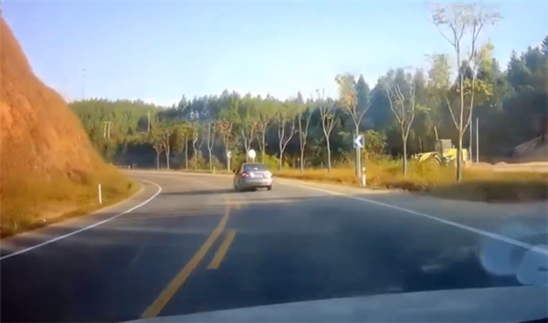 日产轩逸弯道高速超车后失控:一头扎进河沟