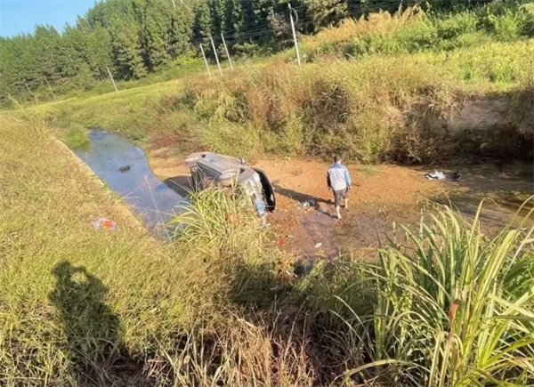 日产轩逸弯道高速超车后失控：一头扎进河沟