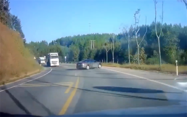 日产轩逸弯道高速超车后失控：一头扎进河沟