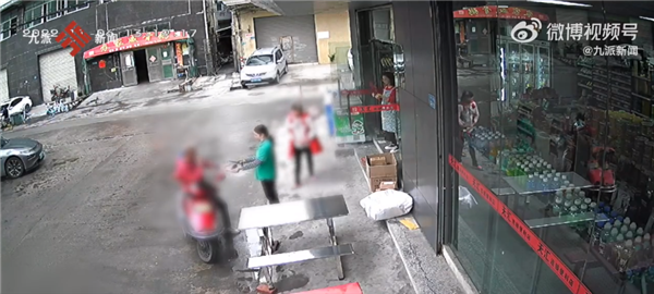 男子捡手机向女失主要500块好处费:最后讲价到250元成交