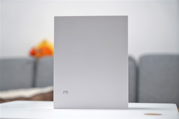中兴新一代5G室内CPE图赏：5G全网通 支持中国四大运营商