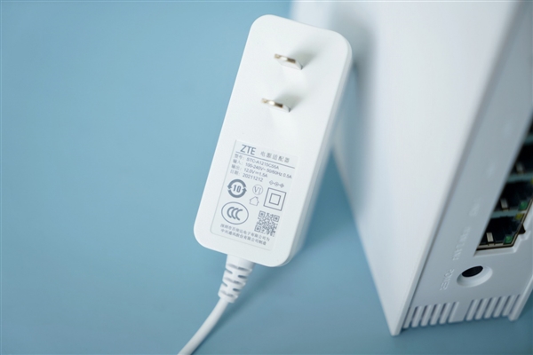中兴新一代5G室内CPE图赏：5G全网通 支持中国四大运营商