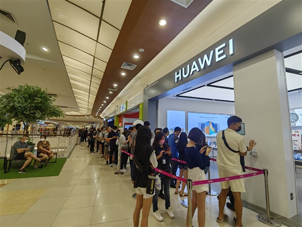 华为旗舰被老外疯抢！门店前排长队 人山人海