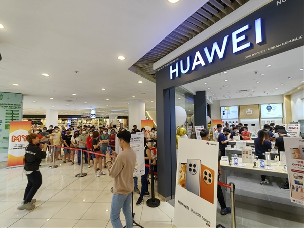 华为旗舰被老外疯抢！门店前排长队 人山人海