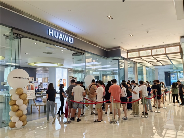 华为旗舰被老外疯抢！门店前排长队 人山人海