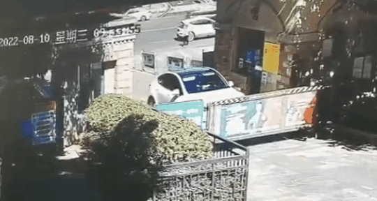 小鹏电动车路口失控突然加速：连撞4辆电瓶车 一辆汽车