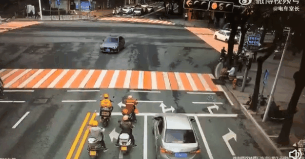 小鹏电动车路口失控突然加速:连撞4辆电瓶车 一辆汽车