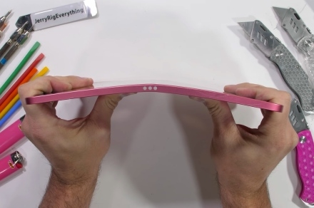 iPad 10质量堪忧：惨遭一掰两半
