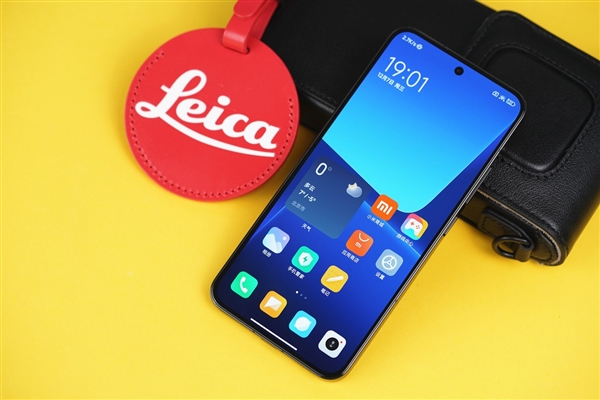 小米13黑色版图赏:直屏直边手感秒杀iPhone 14!
