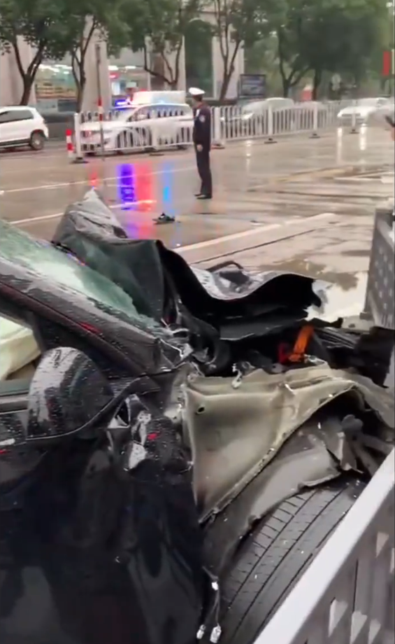 100多时速无刹车撞上？特斯拉连撞2死现场 大众基本报废