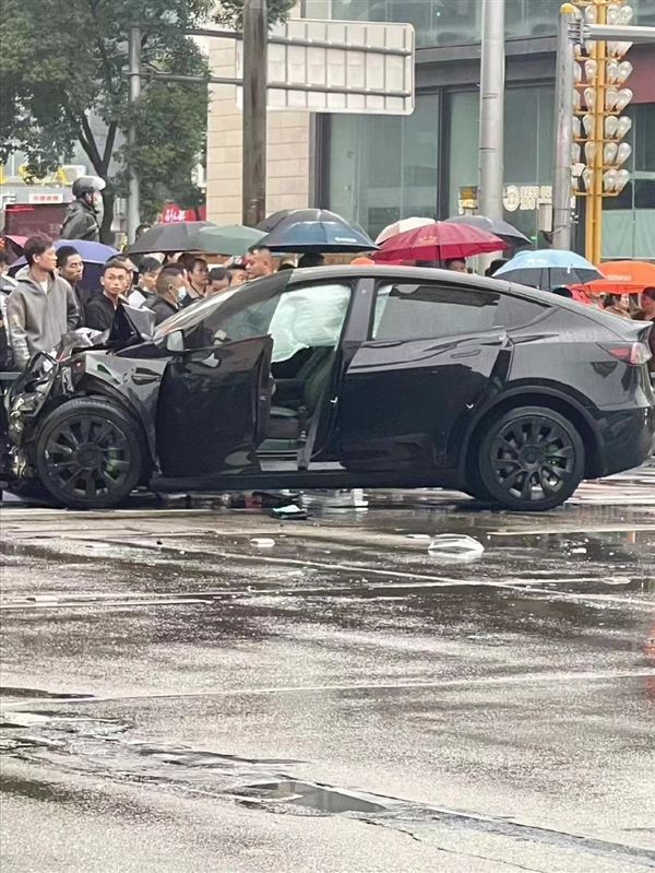 100多时速无刹车撞上?特斯拉连撞2死现场 大众基本报废
