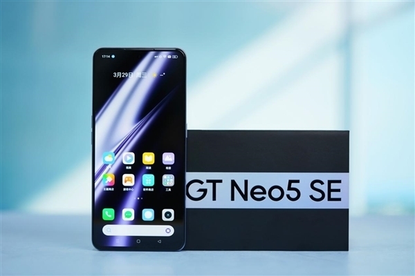 真我打造!第一款骁龙7+ Gen2白色素皮手机诞生