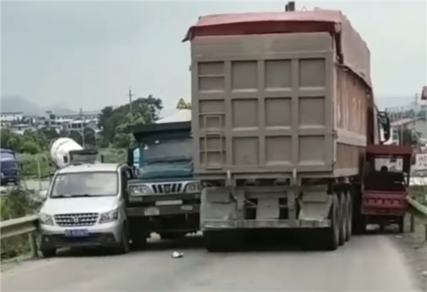 竟然还有个三蹦子!四台车公路并行谁也不让谁:全部被卡