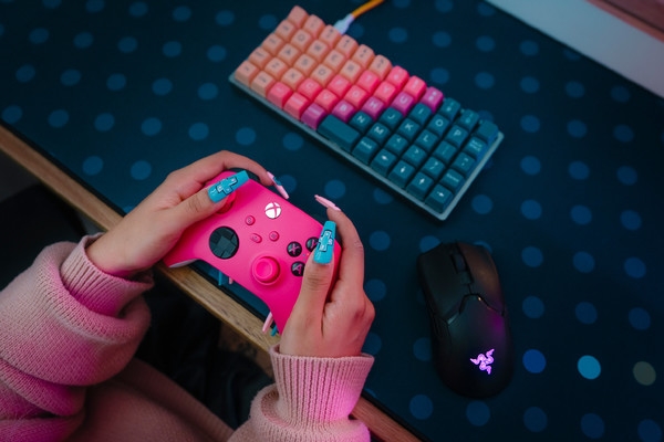 猛男最爱!Xbox手柄新配色“浪漫粉”今晚发售 网友惊了