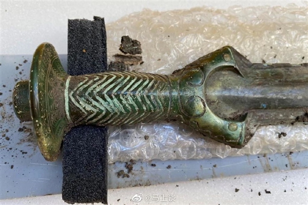 德国发现3000年前青铜剑 出土还发光：国内网友笑 是伪造？