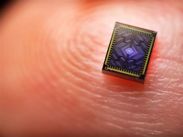 英特尔发布全新量子芯片：用上EUV工艺、95%良率