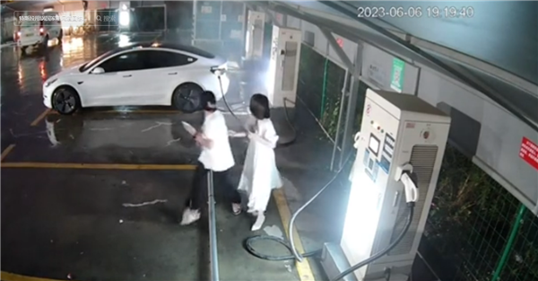 新买不到一个月 特斯拉充电时冒烟爆炸 女车主被吓到求救