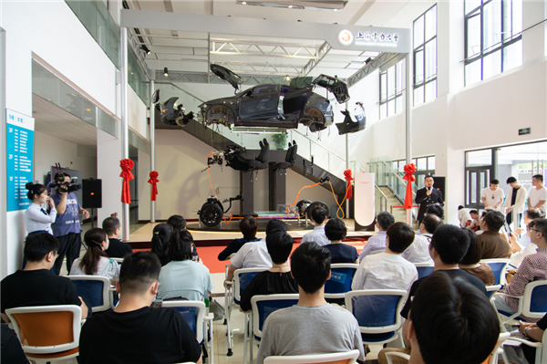 特斯拉Model Y在上海一大学完全拆解 沉浸教学“三电”原理