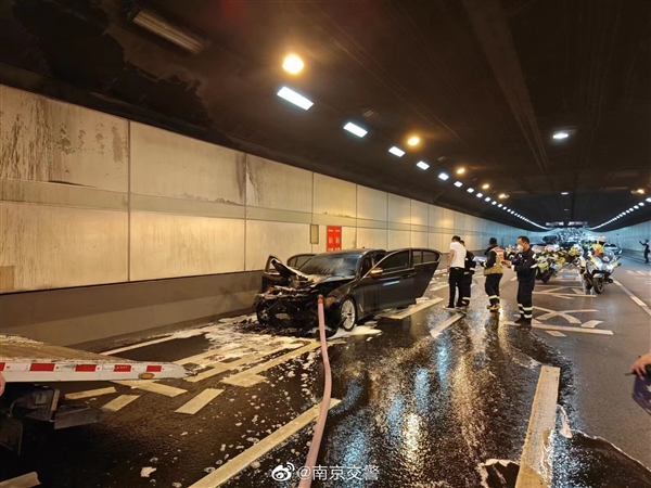 南京玄武湖隧道内一辆宝马5系突发自燃 浓烟蔓延数百米