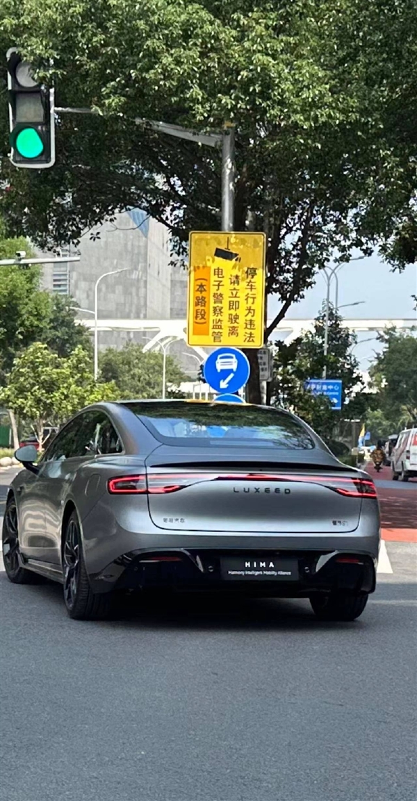 华为智选车首款轿跑！智界S7实车亮相：车头挂“鸿蒙智行”