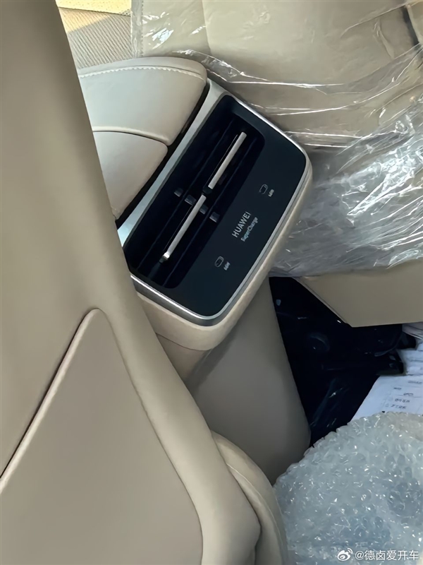 华为智选车首款轿跑！智界S7实车亮相：车头挂“鸿蒙智行”