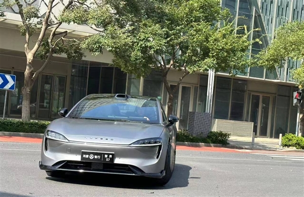 华为智选车首款轿跑!智界S7实车亮相:车头挂“鸿蒙智行”