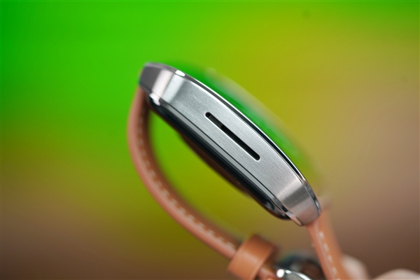 绝美全曲面柔性屏！OPPO Watch 4 Pro图赏