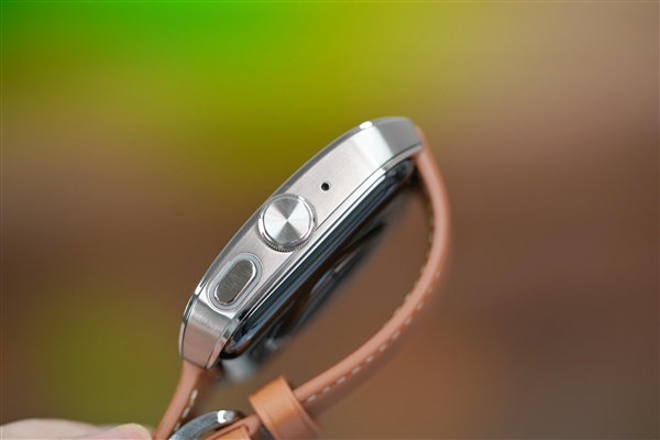 绝美全曲面柔性屏！OPPO Watch 4 Pro图赏