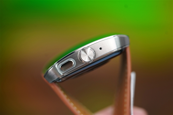 绝美全曲面柔性屏！OPPO Watch 4 Pro图赏