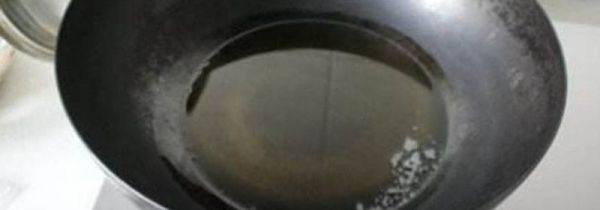 锅里有油能直接放水吗