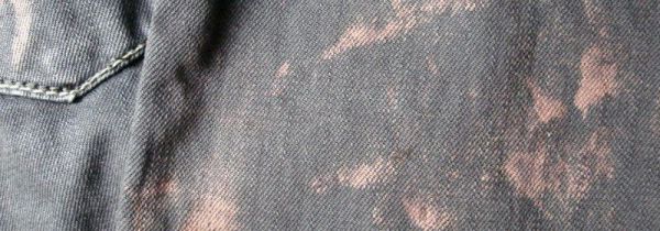 黑裤子被84消毒液染红怎么再染成黑色