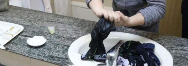 裤子被84消毒液染花了怎么办