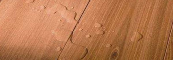 为什么地板上会很多的水?