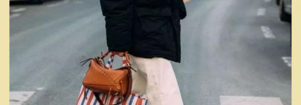 穿羽绒服背什么包