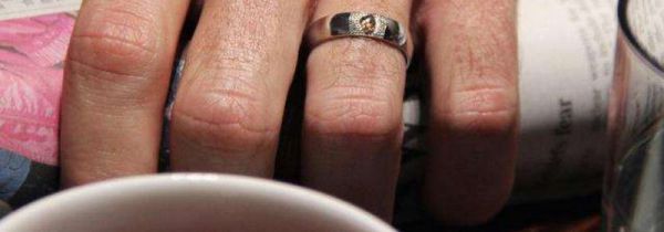 男的戒指戴右手行吗