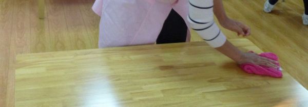 为什么酒精不能擦桌子