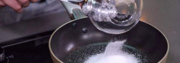 炒焦糖要放水吗