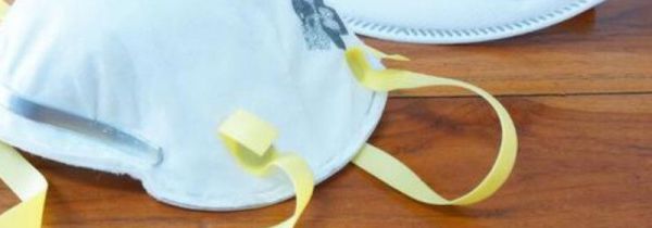 一次性口罩挂绳在里面还是外面