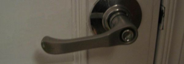 家里门锁打不开怎么办