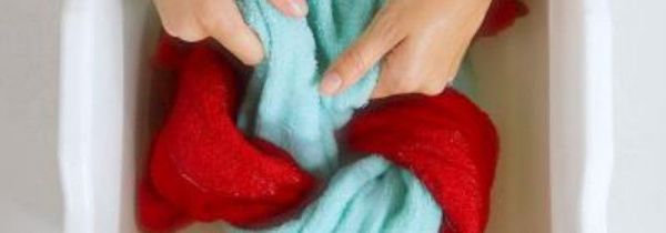 八四消毒液弄到衣服上怎么办