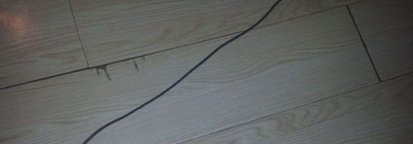 家里地板有缝隙怎么办