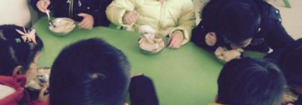 分发餐具的正确方法