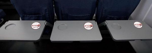 高铁上的桌子怎么使用