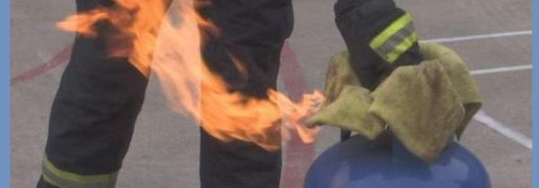 煤气瓶着火要用什么捂盖灭火