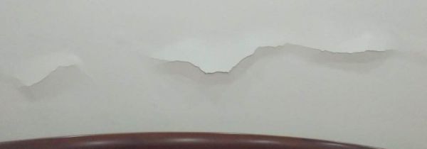 墙面掉漆,很深怎么处理