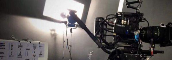 外拍灯和闪光灯区别